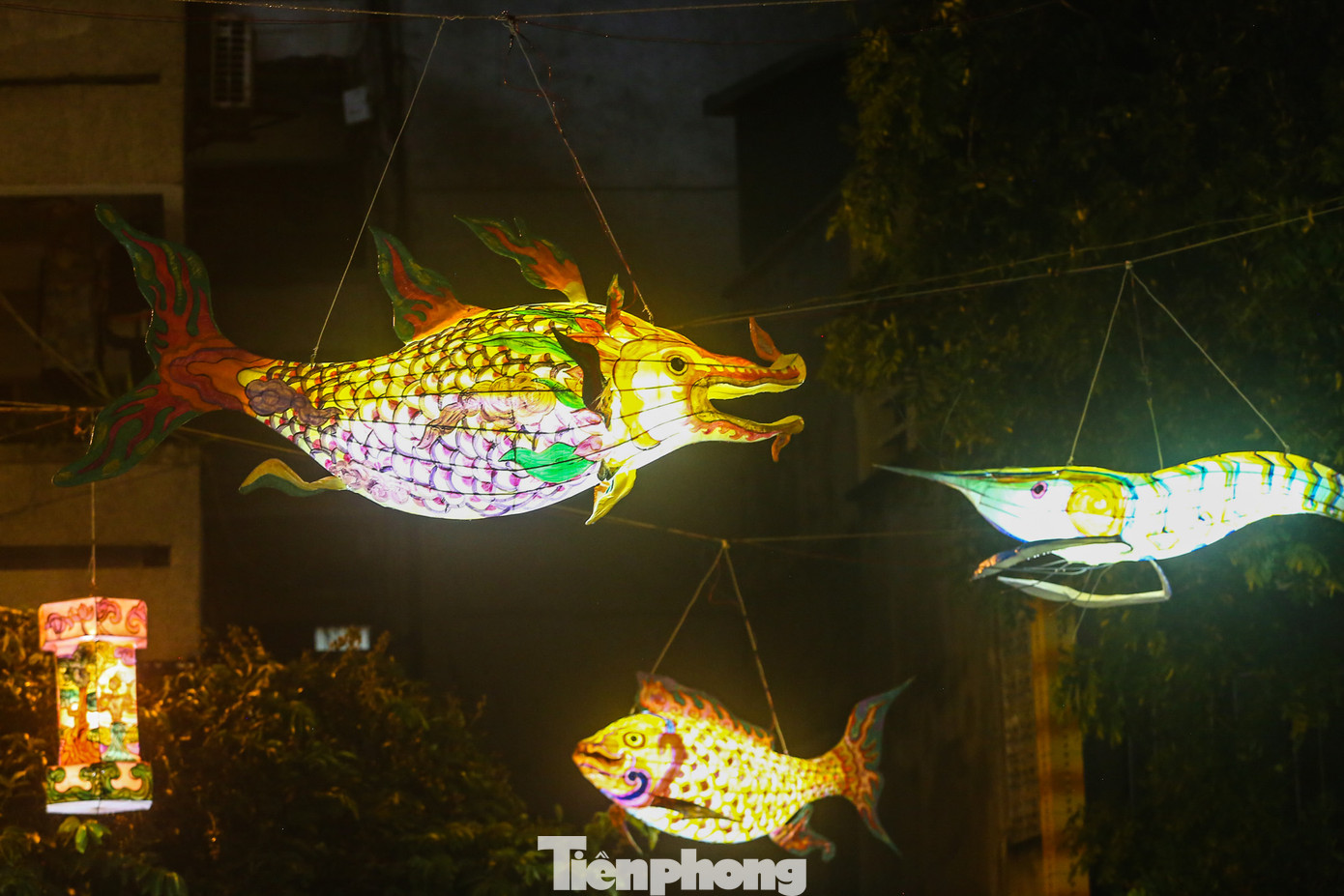 Nhóm tác giả chia sẻ, 30 chiếc đèn trung thu được lên ý tưởng, thiết kế và thi công thần tốc, lấy cảm hứng từ những bức ảnh cổ chụp những hoạt cảnh Tết Trung thu xưa trên phố cổ với những món đồ chơi đèn lồng truyền thống đã mất trong ký ức của người Hà Nội.