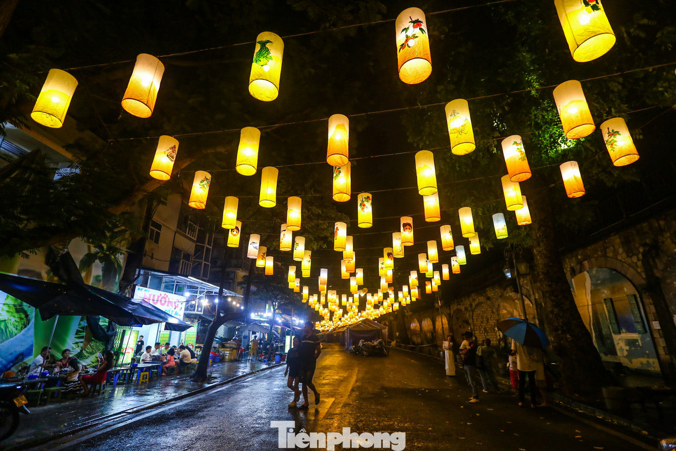Ngoài Hàng Lược, phố Phùng Hưng cũng tràn ngập không khí Trung thu với ánh sáng của những chiếc đèn lồng đủ hình thù màu sắc, trải dài cả khu phố.