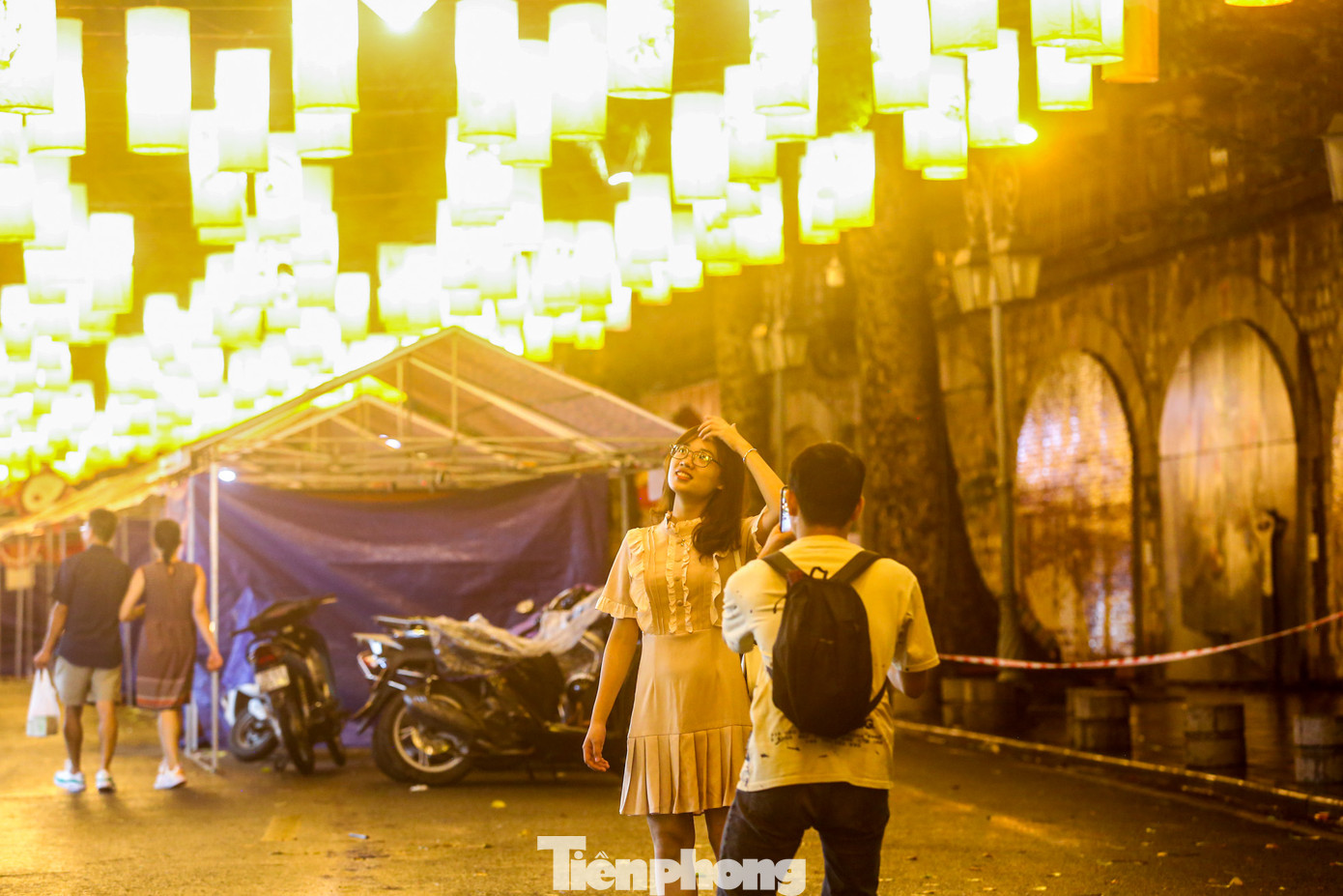 Địa điểm này nhanh chóng thu hút các nhiếp ảnh gia, khách du lịch và các bạn trẻ tới chụp hình bất kể trời nắng mưa.