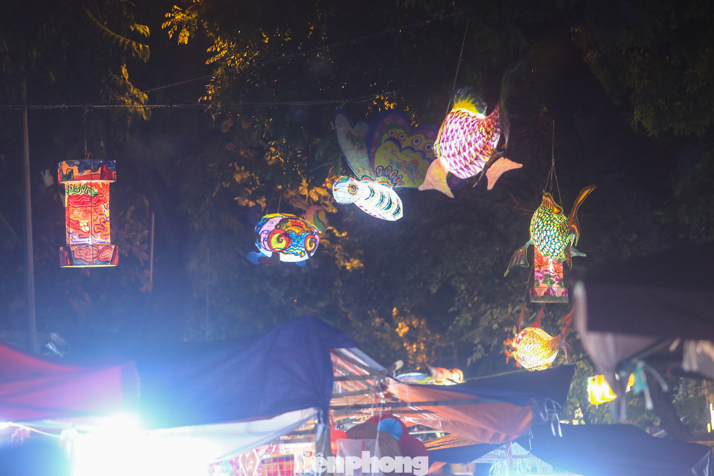 Chất liệu làm nên đèn trung thu này bằng khung thép và bọc nilông chuyên dụng chịu được mưa nắng.