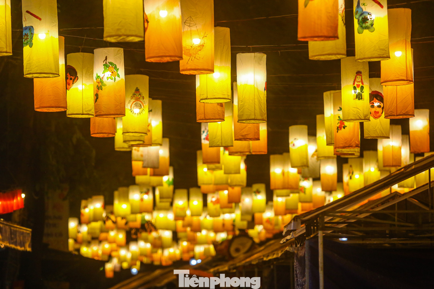 Đêm xuống, những ánh đèn lung linh như ngọn nến.