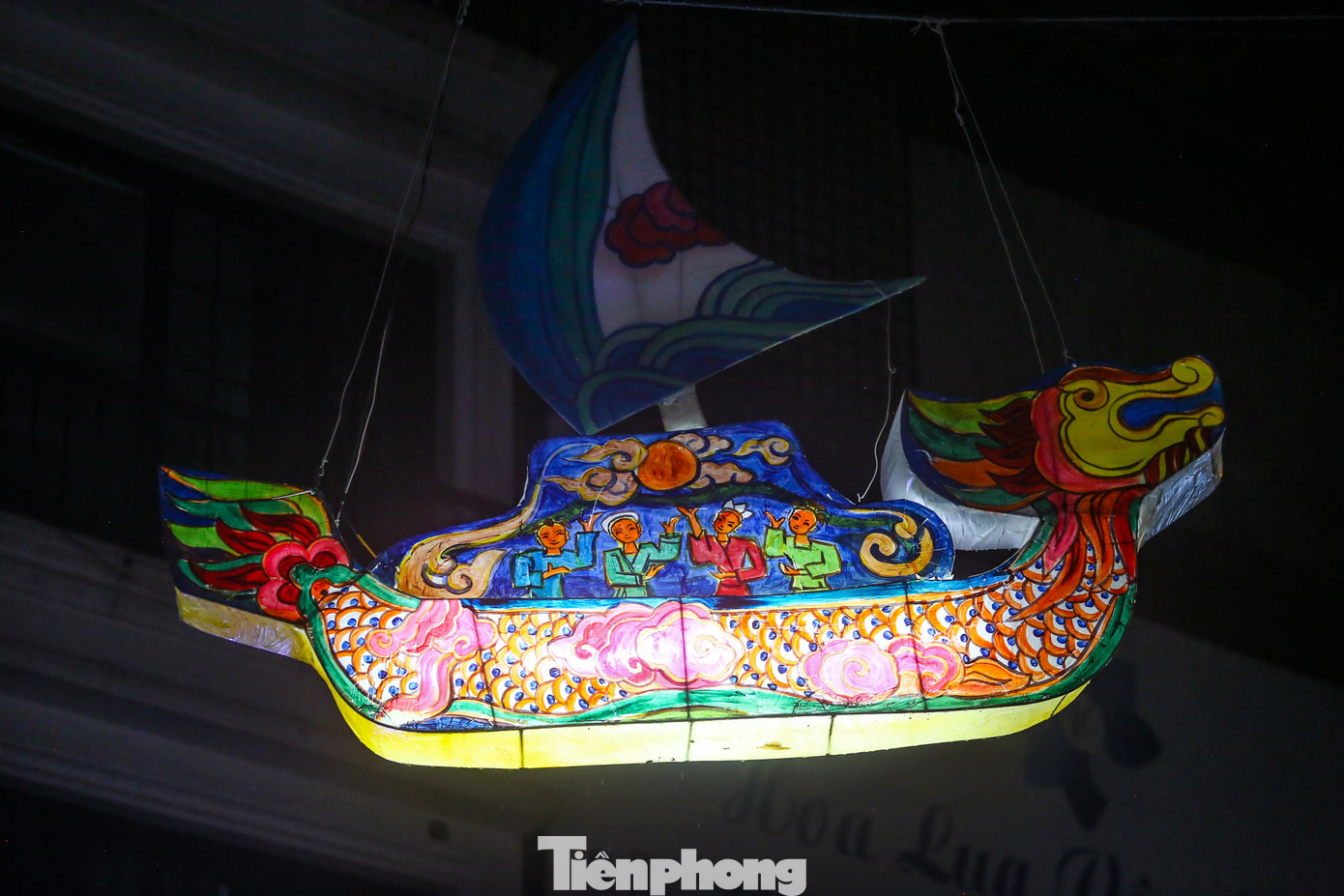 Đèn trung thu rực rỡ với hình ảnh thuyền rồng truyền thống.