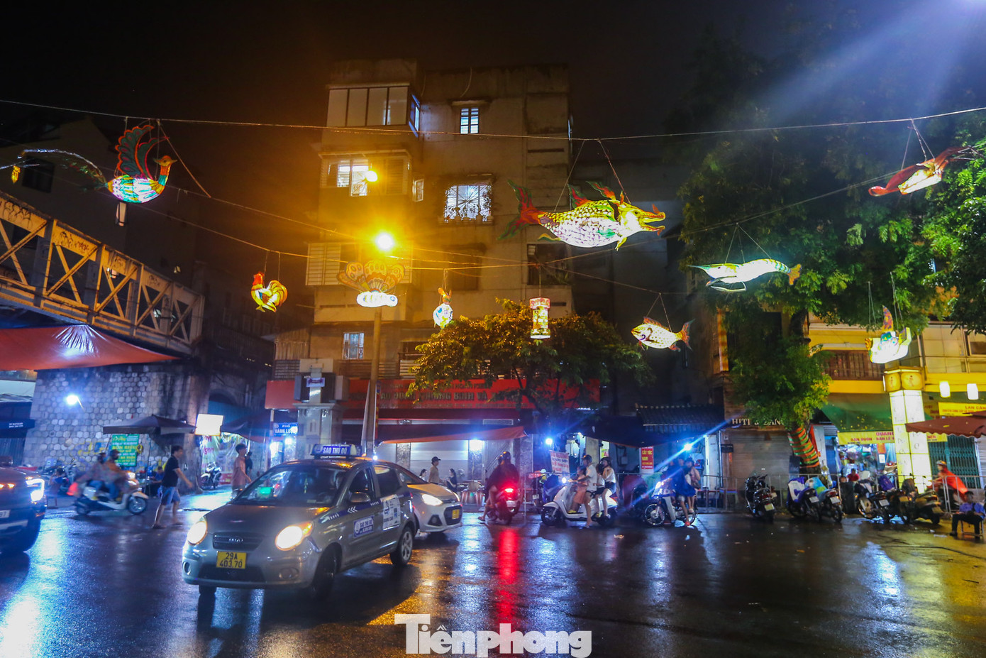 Khi phố lên đèn, nhiều người không khỏi "giật mình" khi thấy 30 chiếc đèn lồng truyền thống rực rỡ với kích thước khoảng 2m được treo lơ lửng dọc các tuyến phố Hàng Lược, Hàng Mã...