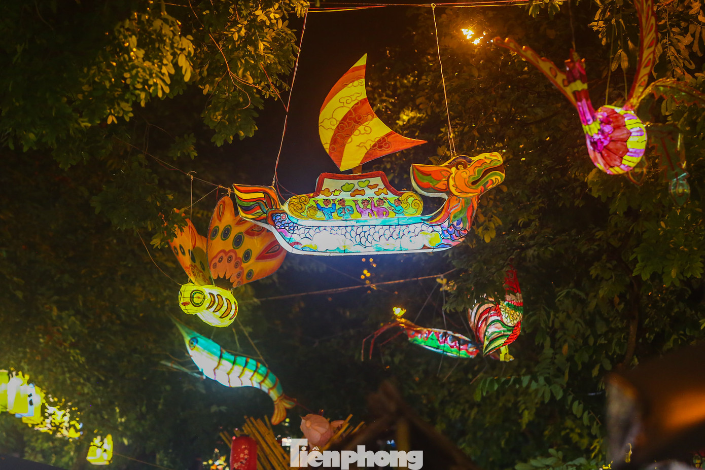 Những chiếc đèn lồng lơ lửng ở đây đa dạng về hình dáng, kích thước trên dưới 2m, với hình ảnh gắn liền với Trung thu xưa.