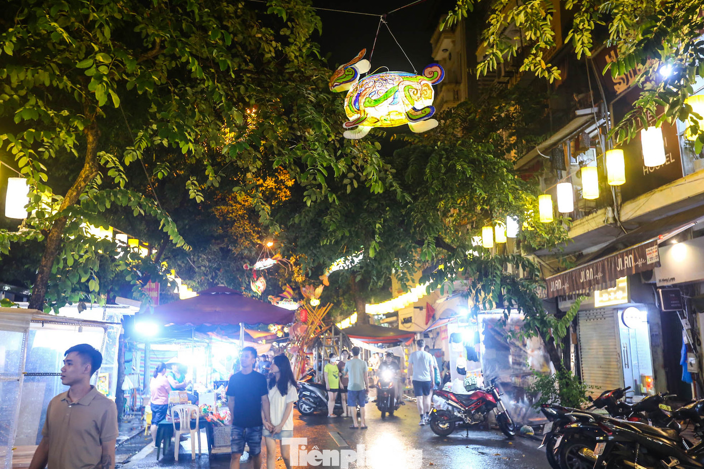 30 chiếc lồng truyền thống này được quận Hoàn Kiếm bố trí trong khu vực tổ chức Lễ hội Trung thu phố cổ 2023.