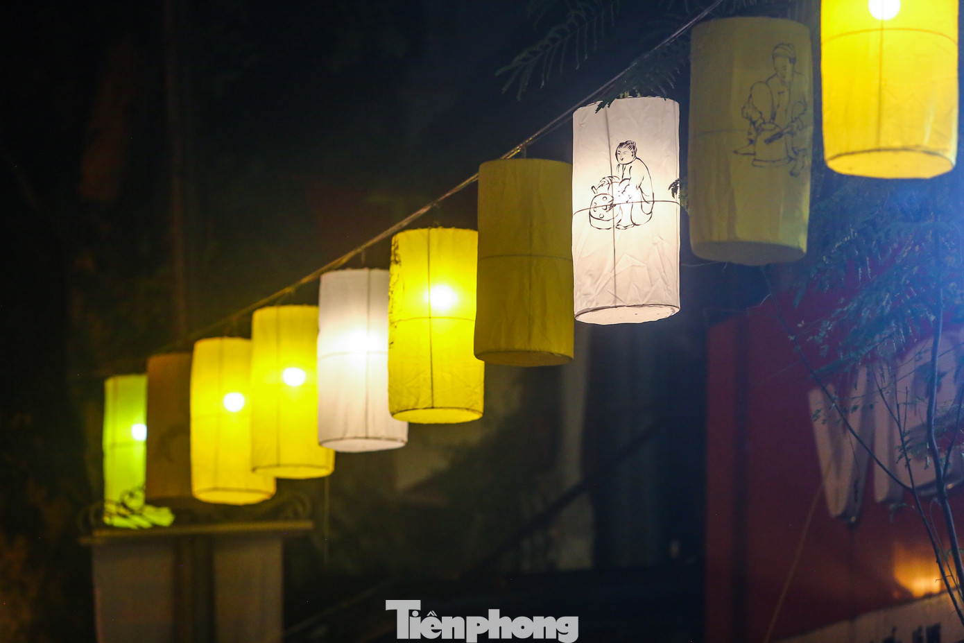 Những hình ảnh đời thường được in lên từng thớ vải của đèn lồng.