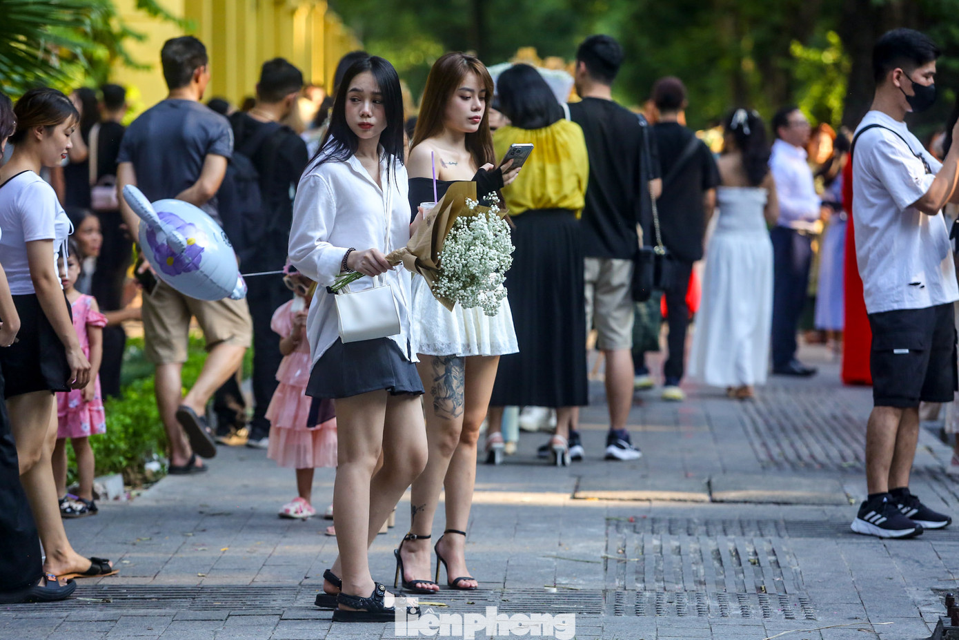 Lượng người đông, di chuyển qua lại liên tục nên không dễ để du khách có bức ảnh đẹp.