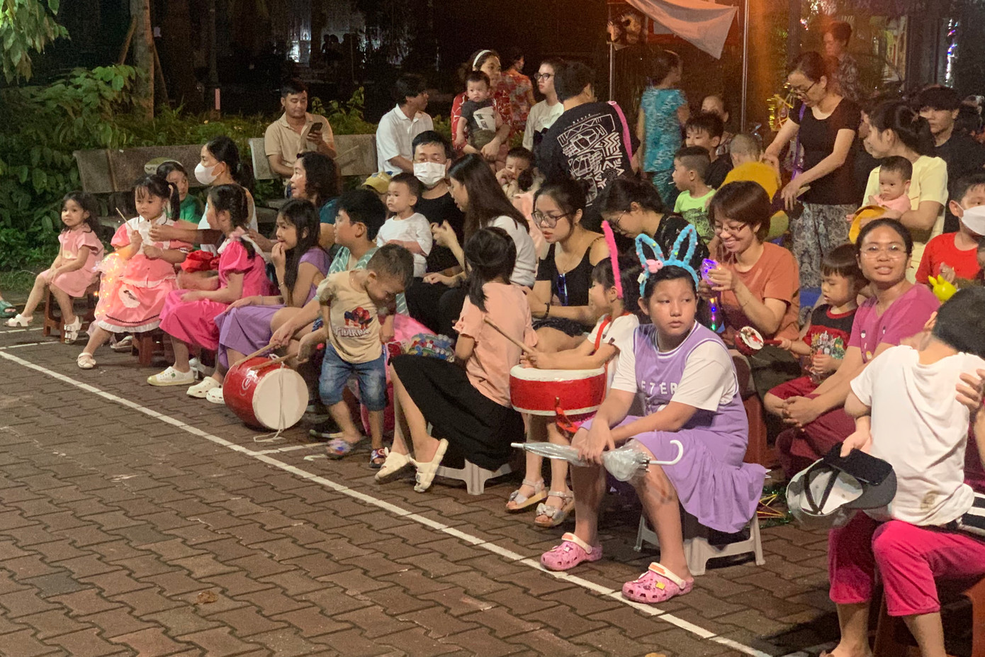Các em đều hào hứng để tham gia những trò chơi nhận phần quà. Các em đều hào hứng để tham gia những trò chơi nhận phần quà.