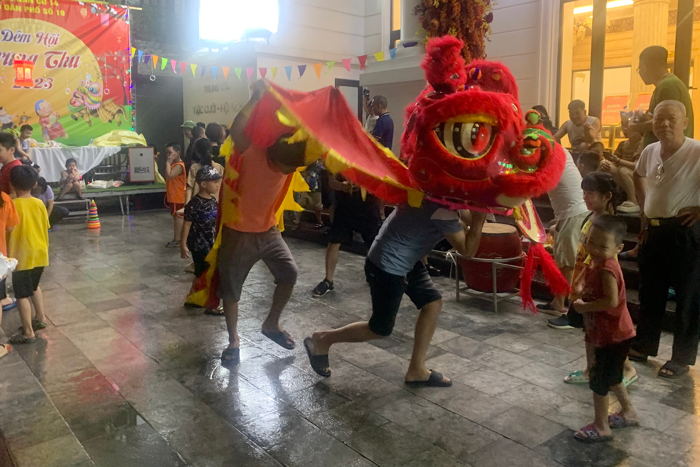 Trẻ em rất phấn khởi với đội múa lân do tổ dân phố bố trí. Trẻ em rất phấn khởi với đội múa lân do tổ dân phố bố trí.