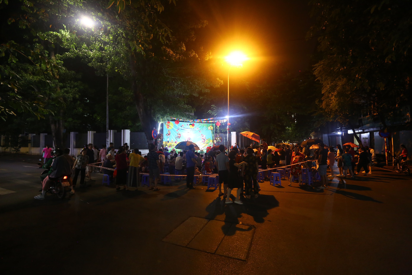 Trung thu tại một góc phố trong ngõ đường Hoàng Cầu nhưng thu hút cả trăm người đến tham dự. Trung thu tại một góc phố trong ngõ đường Hoàng Cầu nhưng thu hút cả trăm người đến tham dự.