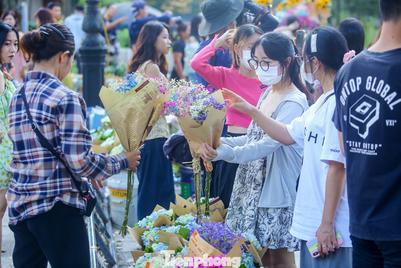 Gánh hàng hoa được mùa, bán "đắt như tôm tươi" trong những ngày thu.