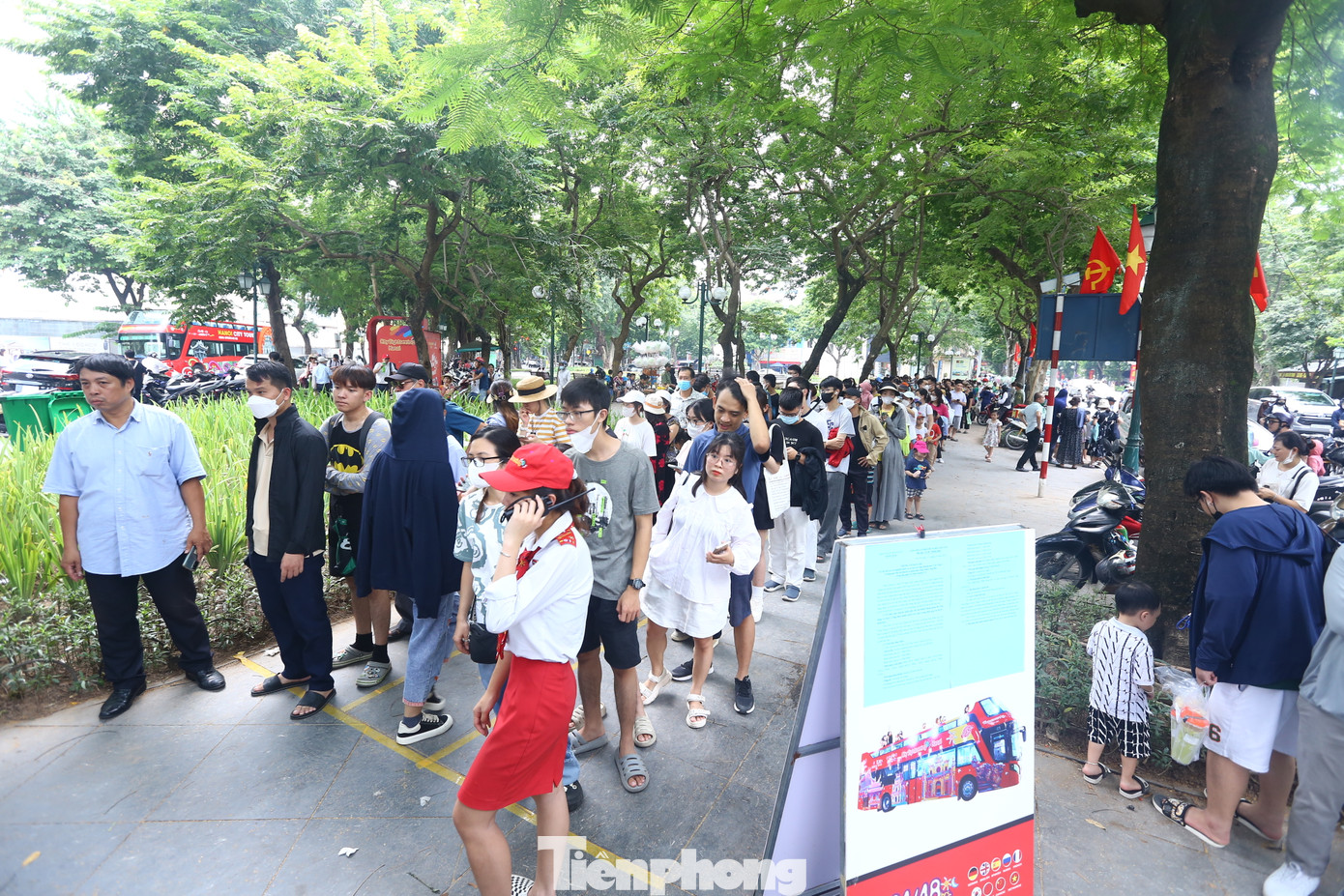 Trước đó, Thành phố Hà Nội thông báo tổ chức vận hành miễn phí cho du khách tham quan Hà Nội bằng xe buýt 2 tầng theo hành trình "City tour" trong thời gian từ 01/9 - 04/9/2023. Đây là hoạt động nhằm chào mừng kỷ niệm 78 năm Cách mạng tháng 8 và Quốc khánh 2/9, đồng thời góp phần kích cầu phát triển các hoạt động du lịch, dịch vụ thương mại, vui chơi giải trí, tạo không khí vui tươi, phấn khởi trong dịp nghỉ Lễ.