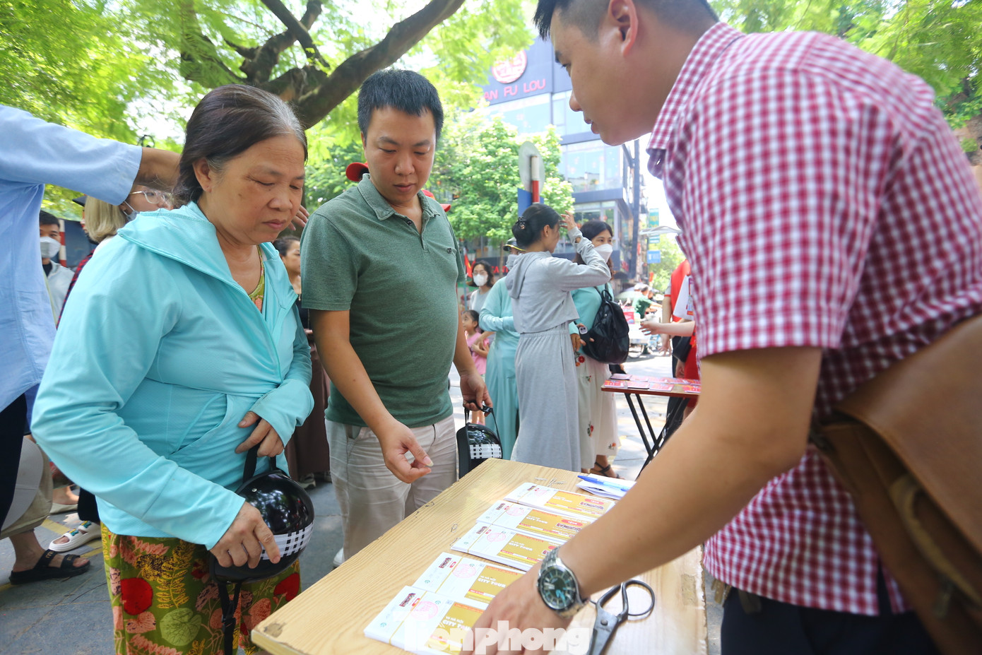 Thời gian phát vé miễn phí từ 12h - 17h từ ngày 31/8/2023 đến 03/9/2023 (ngừng phát khi hết vé). Địa điểm phát vé là khu vực Vườn hoa 19/8 đối diện Nhà hát lớn Hà Nội.