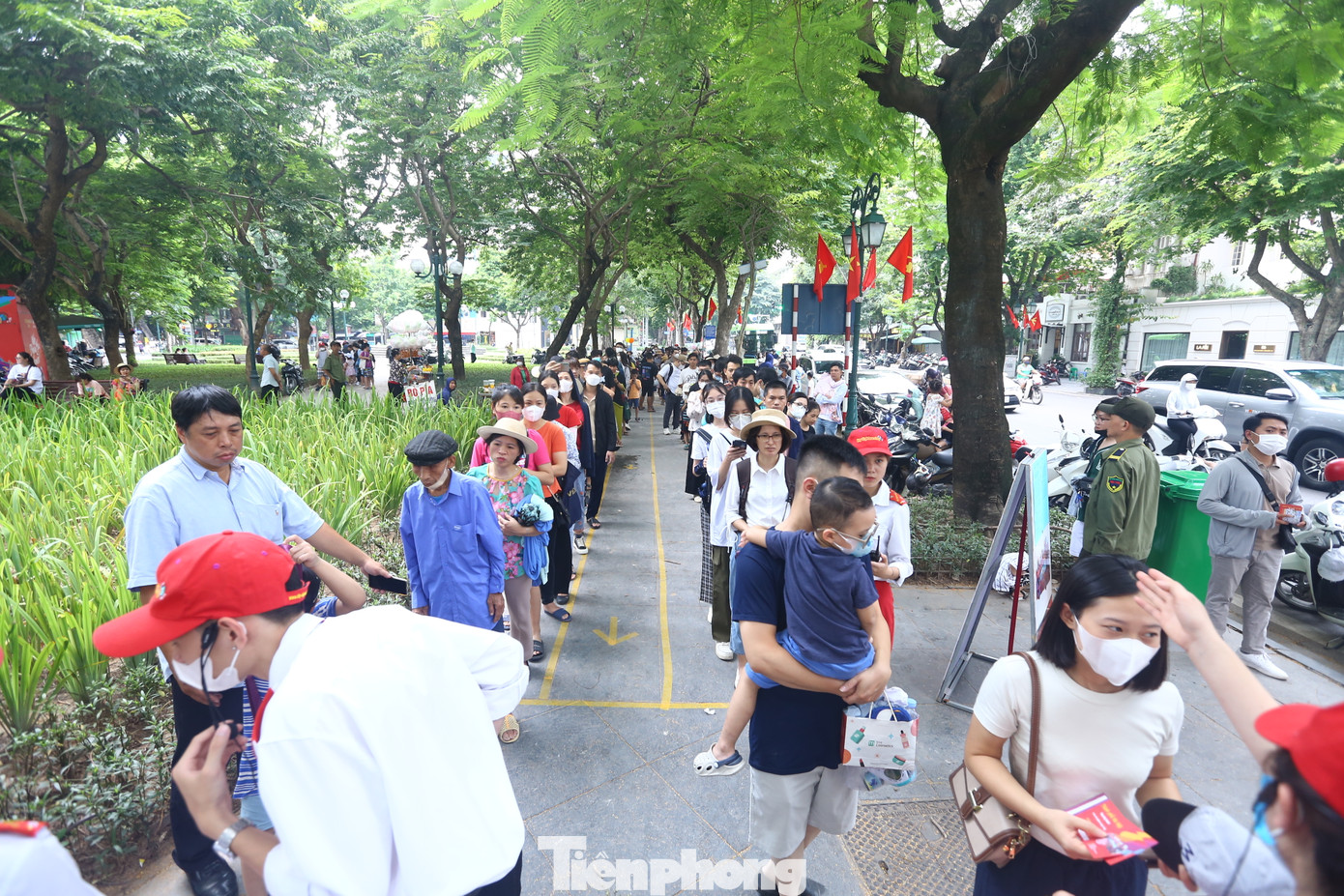 Mặc dù 12h trưa mới phát vé miễn phí nhưng nhiều người dân Thủ đô đã đến đây xếp hàng từ 9-10h để có thể lựa chọn được vé chuyến và hàng đẹp ngắm nhìn Hà Nội từ góc trên cao trong kỳ nghỉ lễ 2/9.