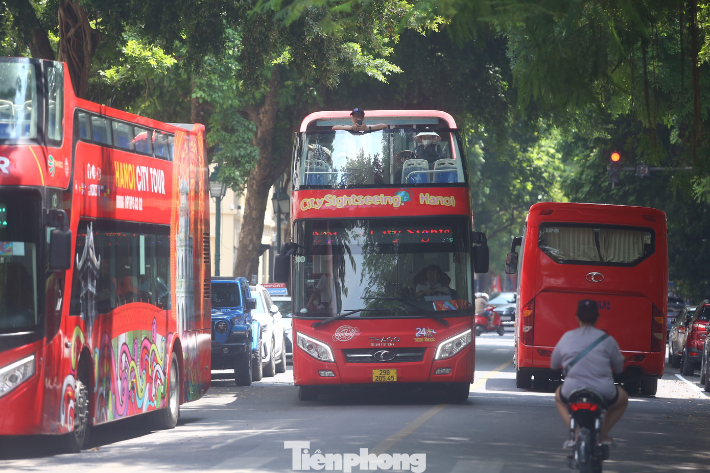 Xe buýt 2 tầng qua nhiều địa điểm, danh thắng tại Hà Nội như Nhà Hát Lớn, Lăng Bác, Văn Miếu Quốc Tử Giám, Bảo tàng lịch sử Quân sự Việt Nam, Hoàng Thành Thăng Long, Nhà tù Hỏa Lò...