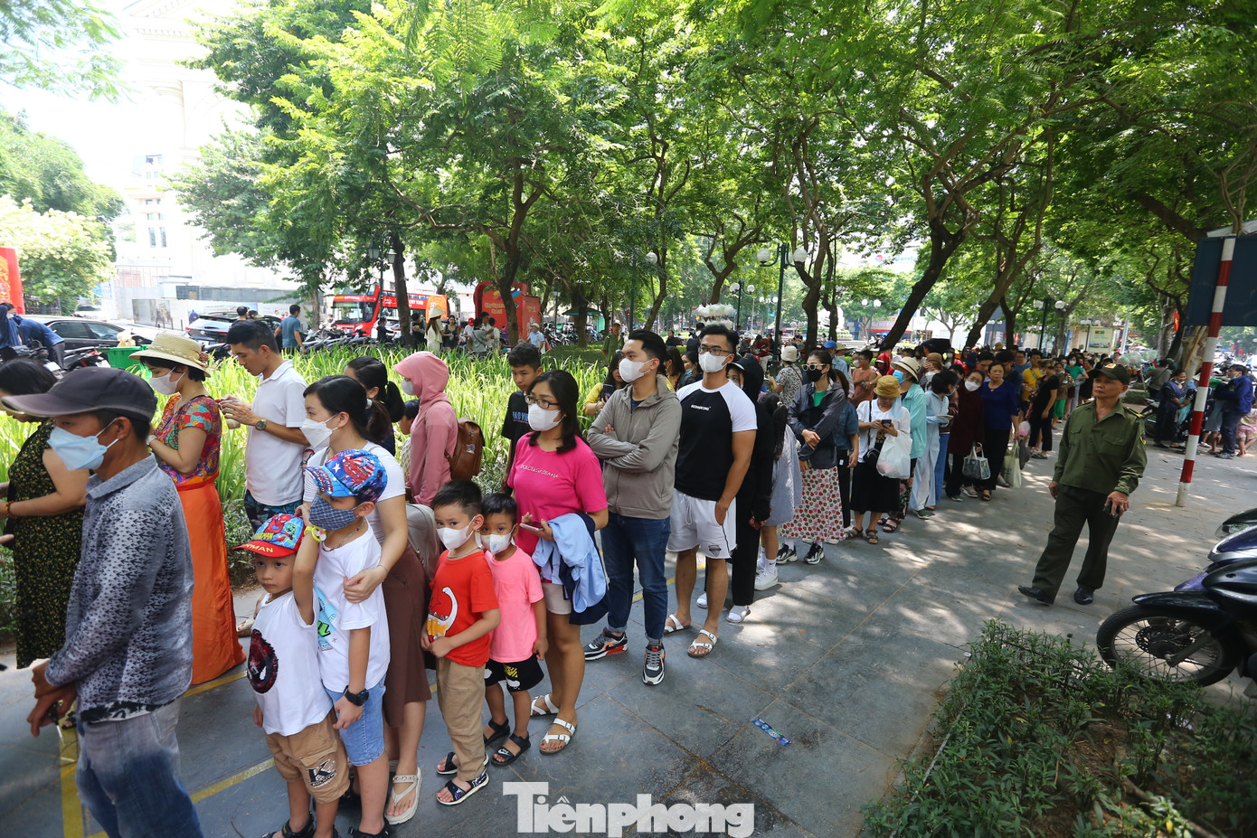Người dân xếp hàng dài hàng trăm mét để có thể nhận vé trải nghiệm xe buýt hai tầng miễn phí.