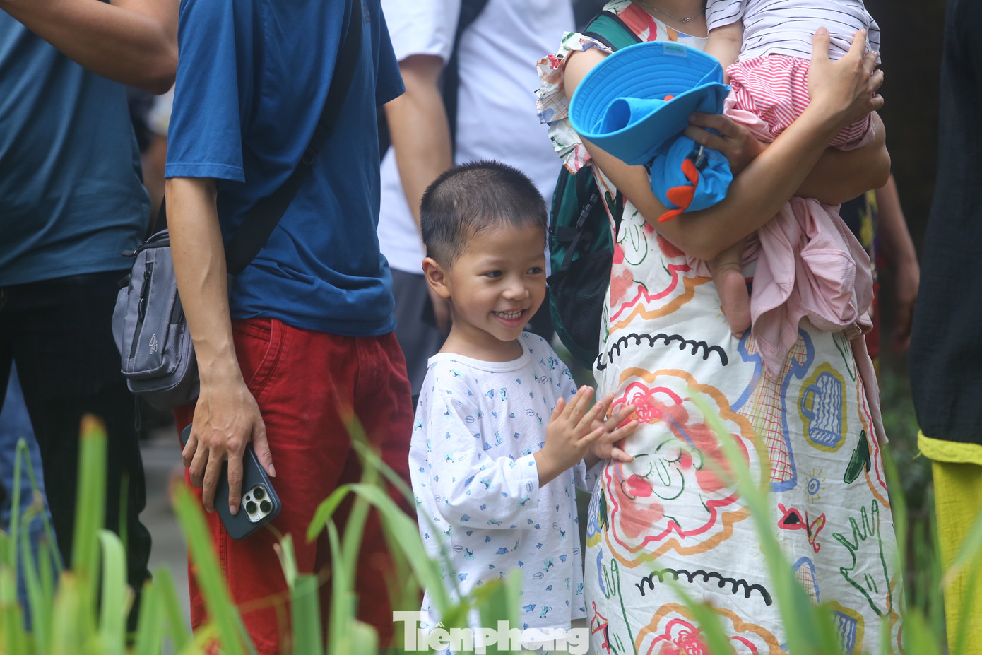 Nhiều trẻ em hào hứng trước cơ hội được ngắm nhìn Hà Nội từ xe buýt hai tầng.