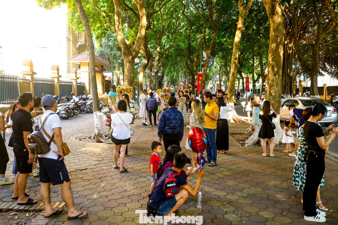 Từ đầu tháng 8 đến nay, các tuyến phố như Phan Đình Phùng, Hoàng Diệu, Thụy Khuê, Thanh Niên... luôn trong tình trạng đông đúc. Đặc biệt, trong dịp nghỉ lễ 2/9, rất đông giới trẻ, du khách đến đây chụp ảnh với mùa thu tăng đột biến, khiến khung cảnh ở đây trở nên "ngột ngạt".