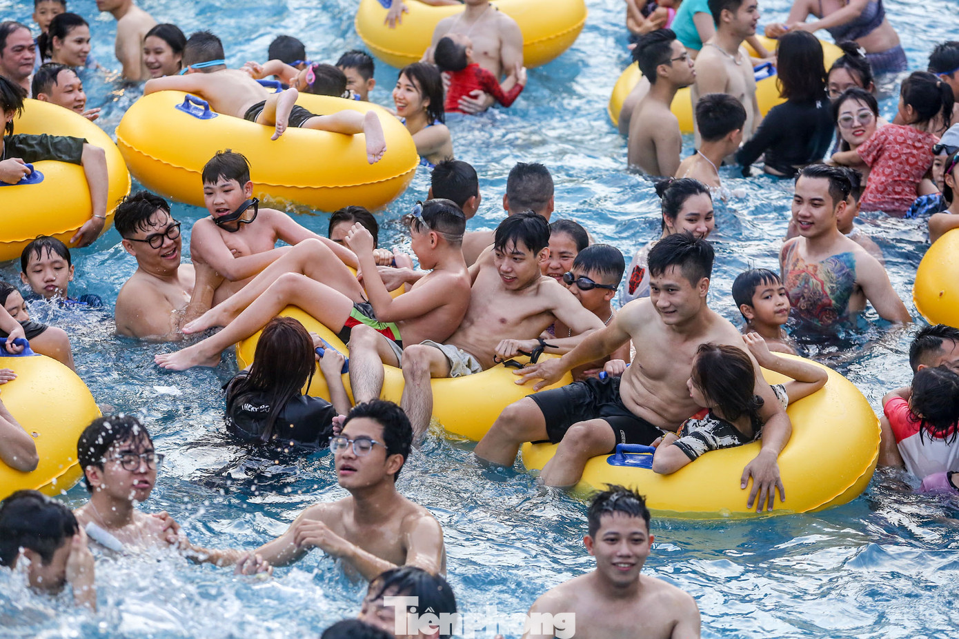 Người dân, du khách đến với công viên nước đủ mọi lứa tuổi, thường đi theo gia đình, hoặc đi theo nhóm bạn bè.