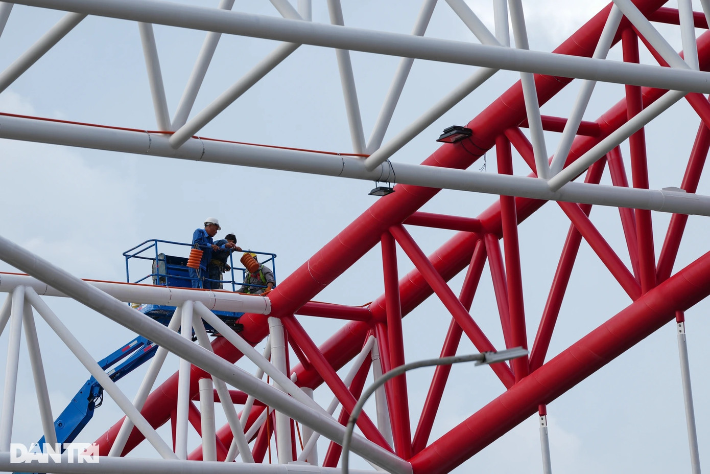 Anh Nguyễn Tý, kỹ sư nhà thầu thi công hệ thống đèn cho biết, hệ thống chiếu sáng giao thông hiện hữu cầu Cỏ May được lắp thêm các bóng đèn LED có thiết kế với hình dáng cách điệu từ hình ảnh của hoa cỏ may để tạo ấn tượng độc đáo cho công trình. Toàn cầu được lắp được hơn 200 bóng đèn LED công suất lớn tạo điểm nhấn trang trí ban đêm.