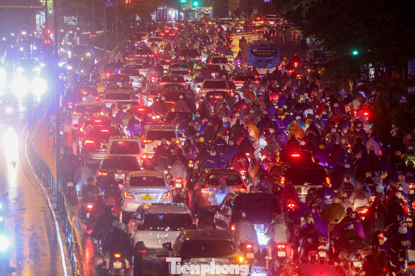 Người điều khiển phương tiện tỏ ra khá mệt mỏi khi nhích từng bước một dưới cơn mưa lớn.