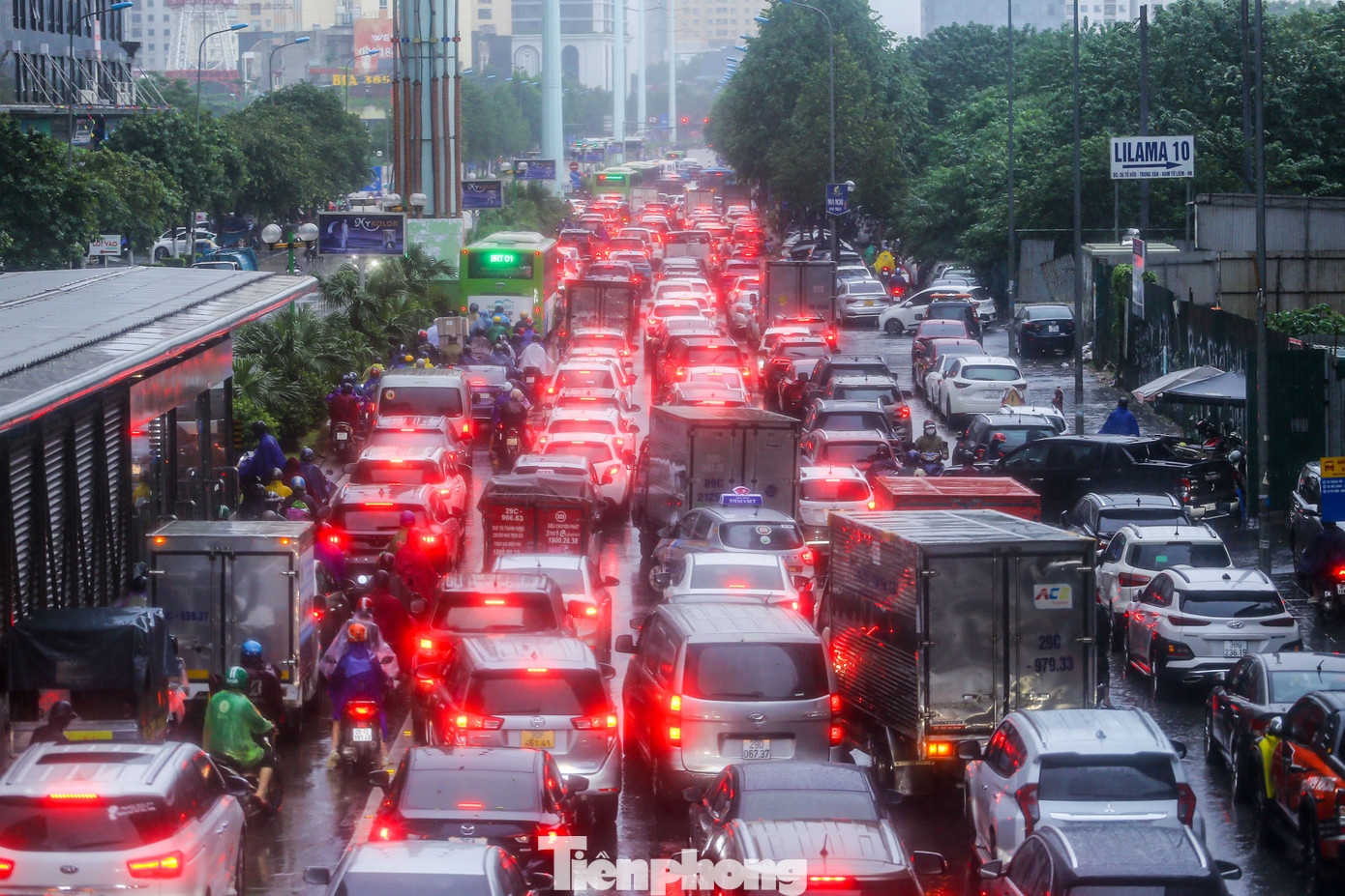 Giao thông tê liệt hàng giờ trên đường Tố Hữu.