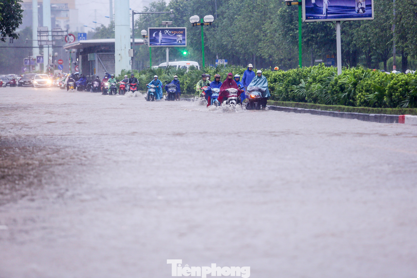 Tuyến đường Tố Hữu ngập sâu trong nước.