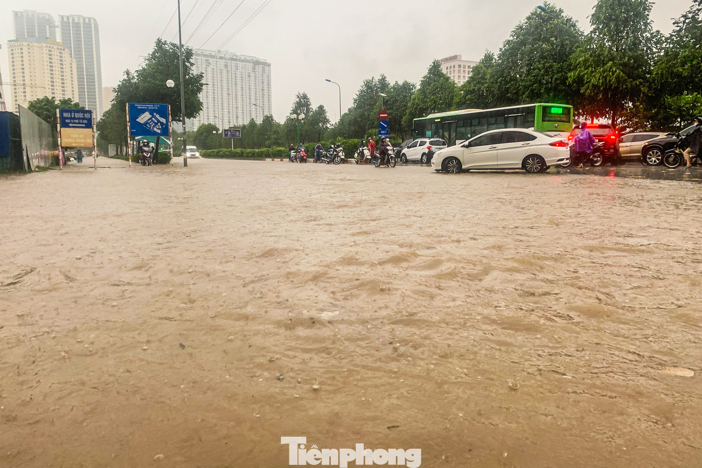 Nước đoạn đường trên ngập sâu khoảng 60-80cm.