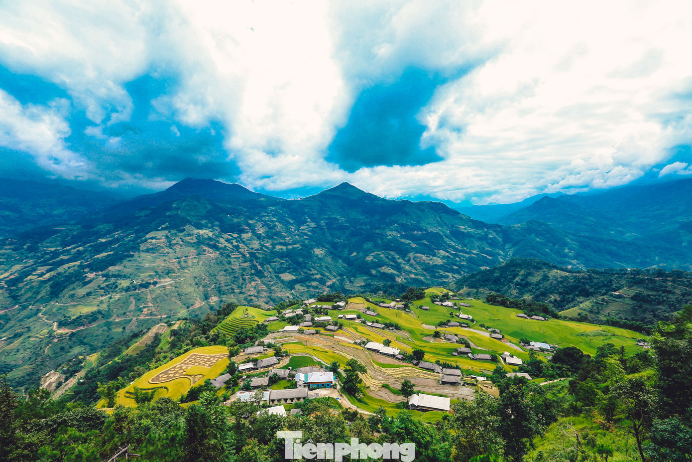 Hoàng Su Phì là một huyện biên giới nằm ở phía tây của tỉnh Hà Giang, cách thành phố Hà Giang hơn 100km. Nơi đây có địa hình đa dạng, phức tạp, bị chia cắt mạnh tạo nên hệ thống cảnh quan thiên nhiên ấn tượng với những dãy núi kỳ vĩ, những cánh rừng nguyên sinh trùng trùng điệp điệp nối tiếp nhau đan xen cùng những thửa ruộng bậc thang chạy dài tít tắp phủ khắp núi đồi. Hoàng Su Phì là một huyện biên giới nằm ở phía tây của tỉnh Hà Giang, cách thành phố Hà Giang hơn 100km. Nơi đây có địa hình đa dạng, phức tạp, bị chia cắt mạnh tạo nên hệ thống cảnh quan thiên nhiên ấn tượng với những dãy núi kỳ vĩ, những cánh rừng nguyên sinh trùng trùng điệp điệp nối tiếp nhau đan xen cùng những thửa ruộng bậc thang chạy dài tít tắp phủ khắp núi đồi.