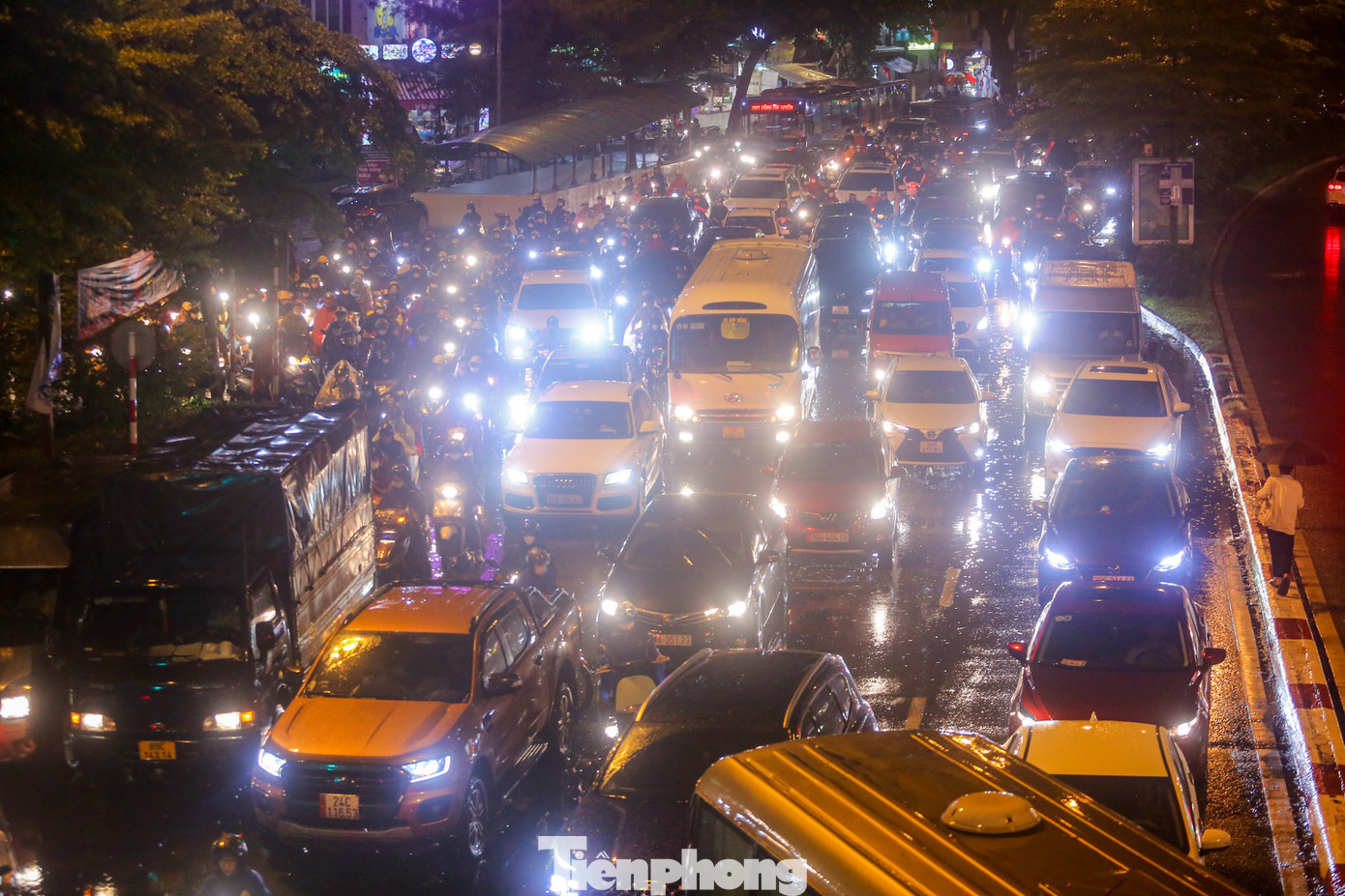 Tương tự, tuyến đường Láng ken đặc phương tiện mặc dù trời đã tối.
