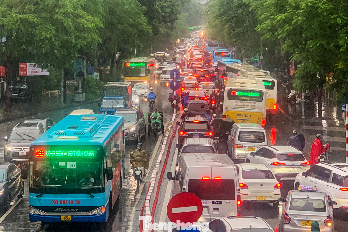 Phố Thái Hà ùn tắc đến tận trưa nay khi cơn mưa vẫn chưa có dấu hiệu ngớt.