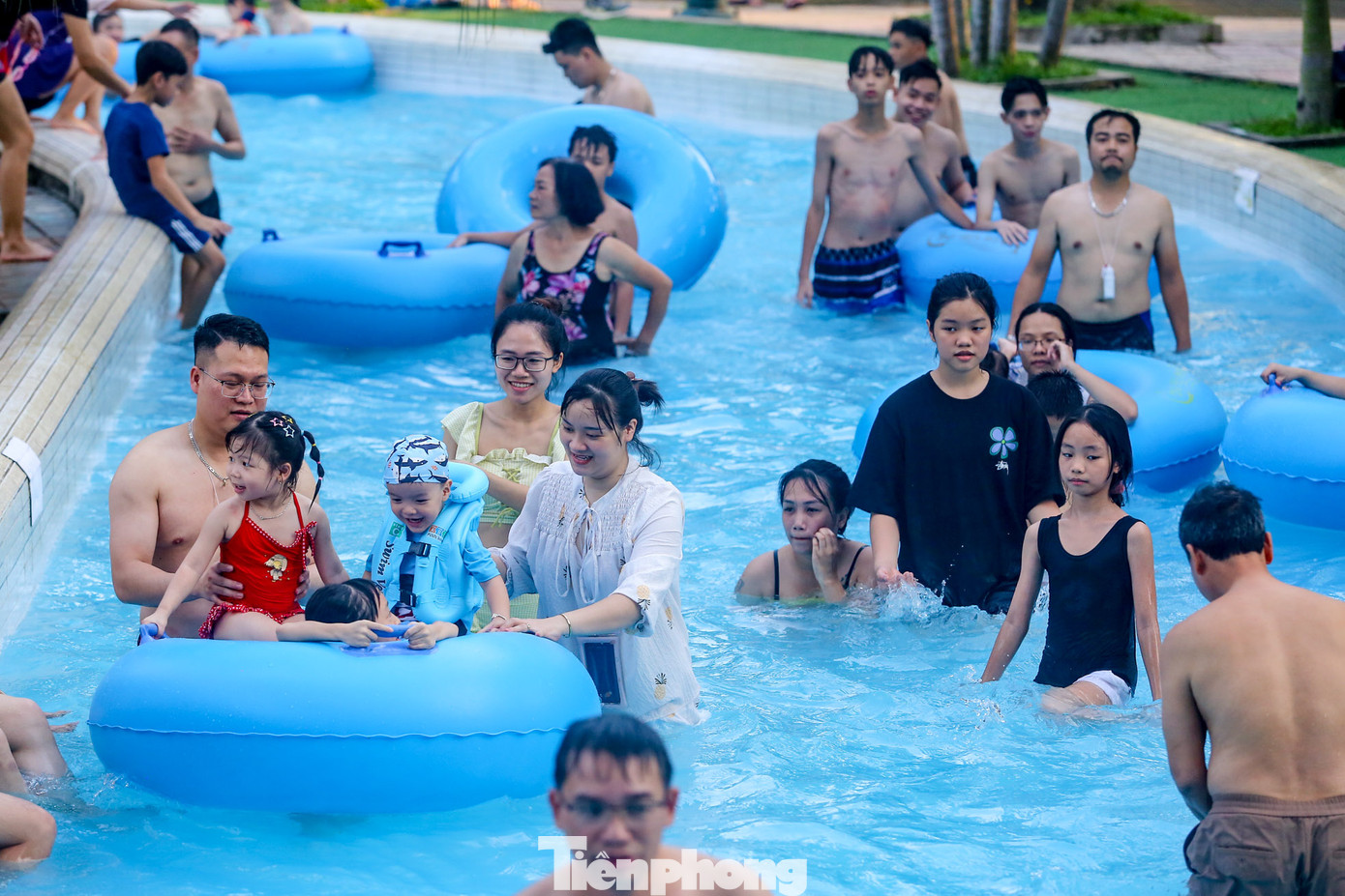 "Sông lười" là khu vực nhẹ nhàng, thu hút nhiều nhóm đi theo gia đình có trẻ em.