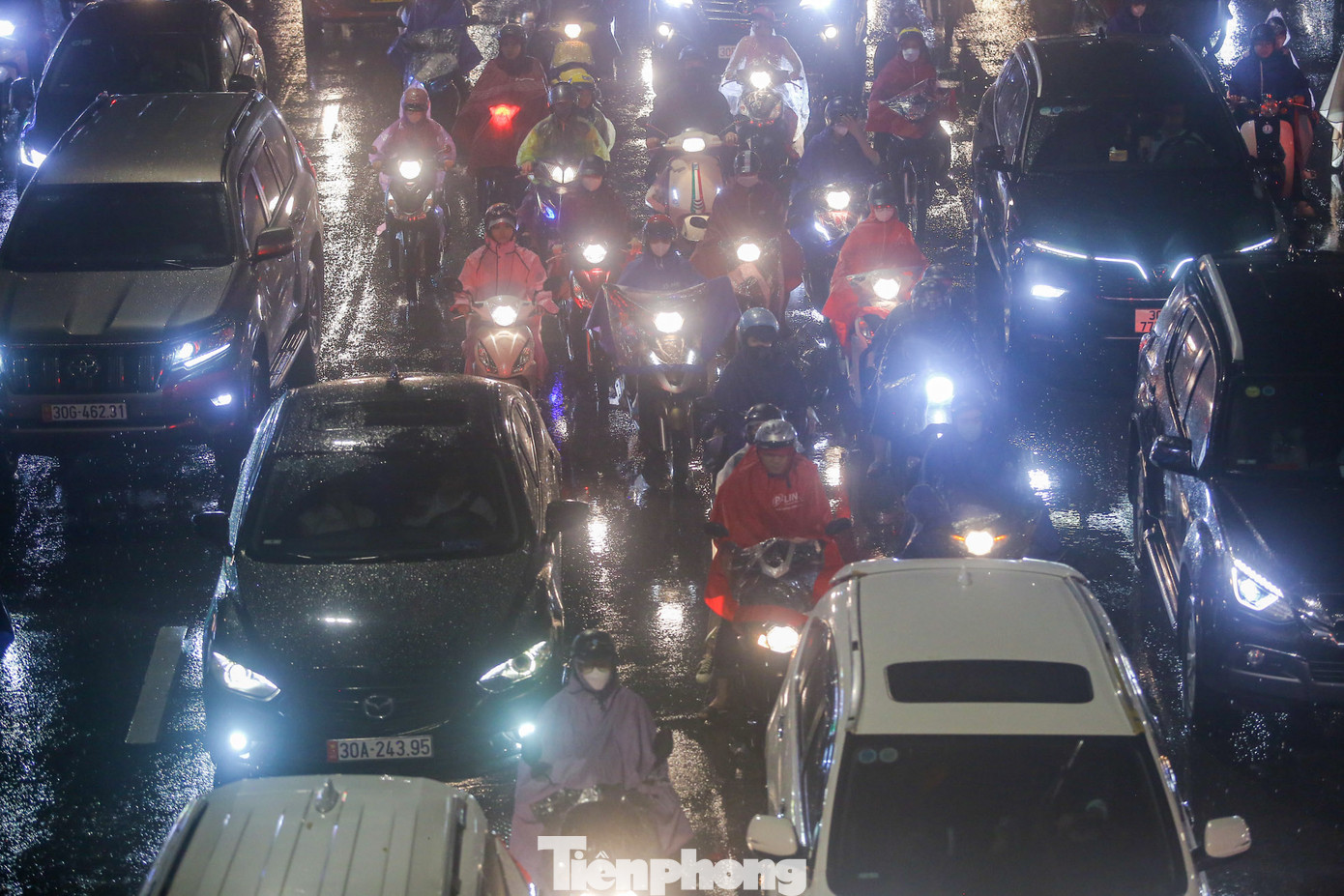 Nhiều tuyến phố như Nguyễn Trãi, Láng, Tây Sơn, Chùa Bộc, Thái Hà ùn tắc kéo dài hàng giờ. Đến khi trời tối mịt, nhiều người dân vẫn còn phải nhích từng bước ở những khu vực trên.