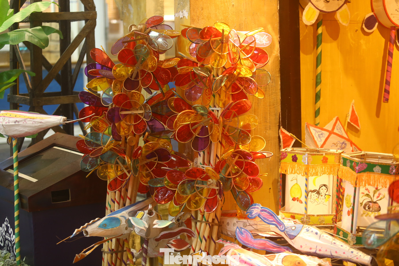 Những chiếc đèn cù quay tít, đèn kéo quân xoay tròn...