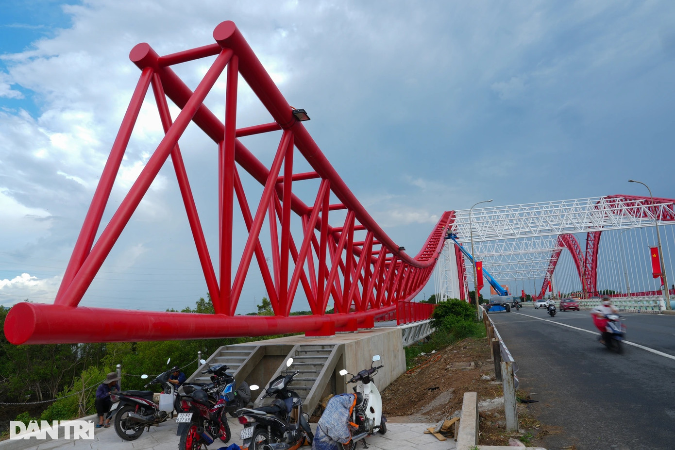 Từ năm 2013, để tạo điểm nhấn kiến trúc tiêu biểu cho vị trí kết nối giữa hai thành phố Vũng Tàu và Bà Rịa, khai thác tiềm năng du lịch… UBND tỉnh Bà Rịa - Vũng Tàu tổ chức cuộc thi thiết kế chỉnh trang cầu Cỏ May và phương án thiết kế "Cánh chim Hải âu" được chọn để thực hiện công trình chỉnh trang cầu Cỏ May.