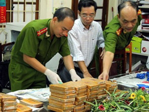 Cơ quan công an kiểm tra số ma túy thu giữ được trong một vụ vận chuyển ma túy khối lượng lớn ở Hòa Bình