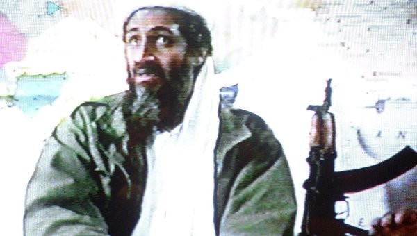 Một khẩu AK-47 xuất hiện trong đoạn băng ghi hình trùm khủng bố Osama bin Laden. Ảnh: RIA Novosti Một khẩu AK-47 xuất hiện trong đoạn băng ghi hình trùm khủng bố Osama Bin Laden