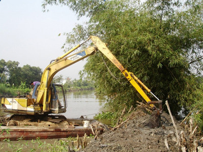 Gia cố bờ bao tại một số quận đang bị triều cường tấn công 