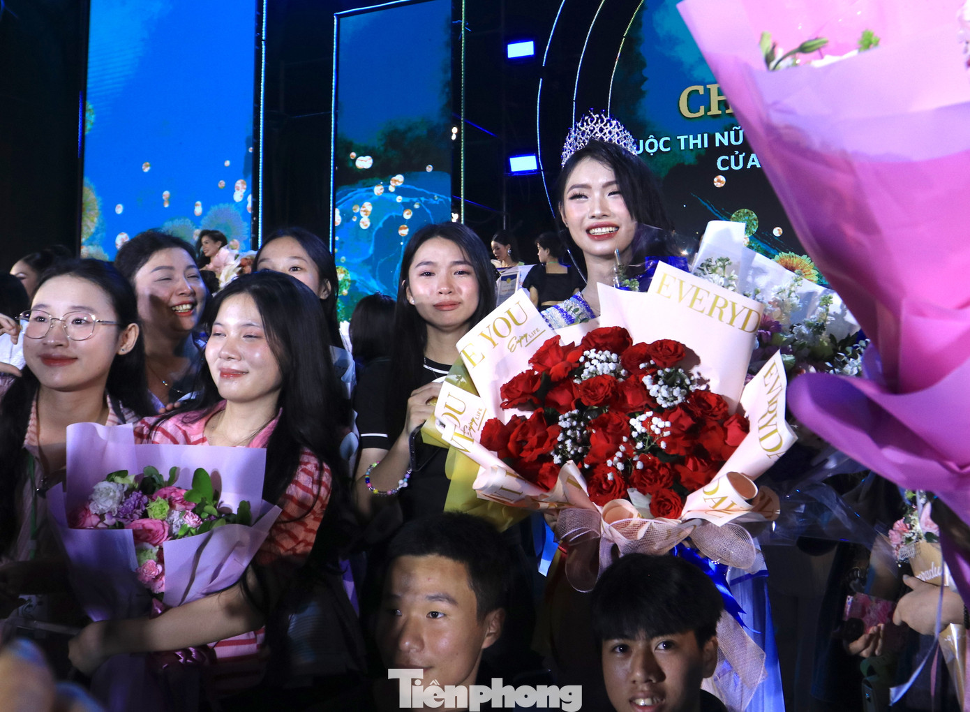 Người thân, gia đình lên tặng hoa chúc mừng thí sinh đạt giải Nhất cuộc thi.