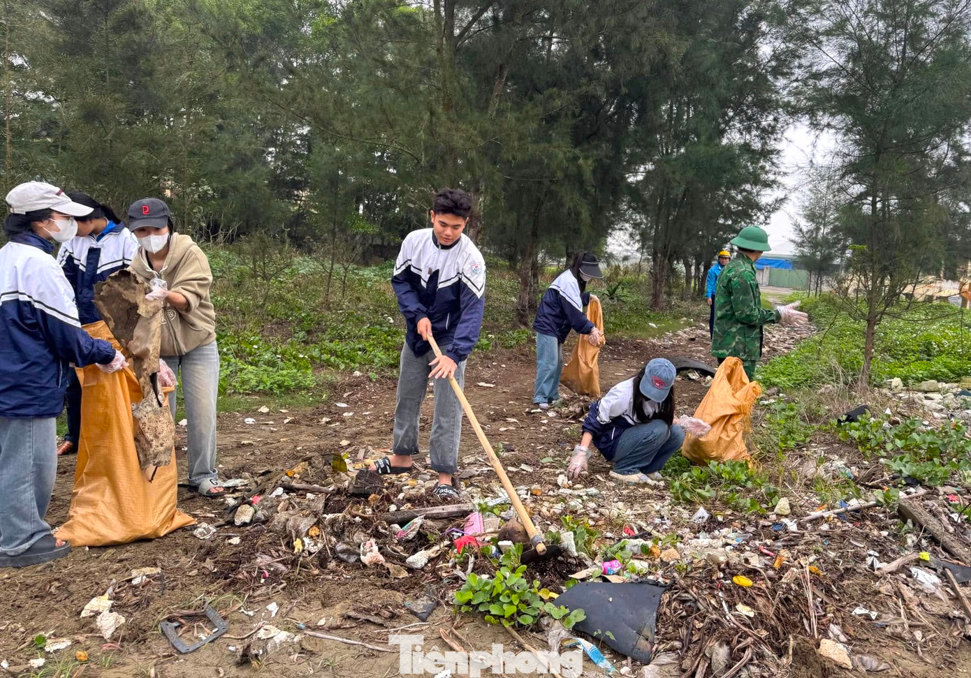 Một lượng rác thải lớn đã được đoàn viên thanh niên, các em học sinh và các cán bộ, chiến sĩ bộ đội thu gom, dọn sạch sẽ. Một lượng rác thải lớn đã được đoàn viên thanh niên, các em học sinh và các cán bộ, chiến sĩ bộ đội thu gom, dọn sạch sẽ.