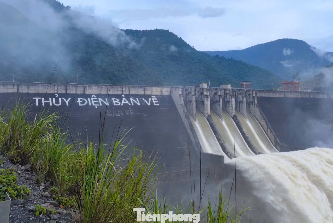 Thủy điện Bản Vẽ sẽ xả điều tiết nước đến khi lưu lượng nước về hồ dưới 1.000m3/s. Thủy điện Bản Vẽ sẽ xả điều tiết nước đến khi lưu lượng nước về hồ dưới 1.000m3/s.