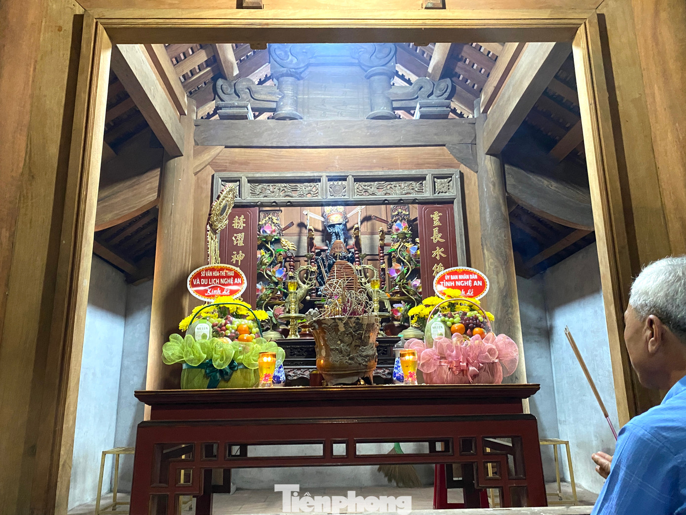 Tại đền còn lưu giữ được nhiều hiện vật, đồ tế khí cổ, có giá trị như thuyền rồng, kiệu, long ngai, bài vị, hài gỗ, kiếm gỗ, biển rước, 42 đạo sắc từ thời Lê đến thời Nguyễn...