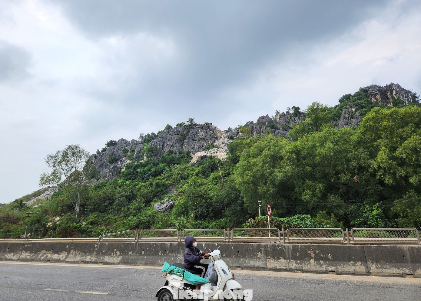 Mỏ đá nơi xảy ra sự việc nằm sát đường sắt Bắc Nam, sát quốc lộ 1A. Mỏ đá nơi xảy ra sự việc nằm sát đường sắt Bắc Nam, sát quốc lộ 1A.