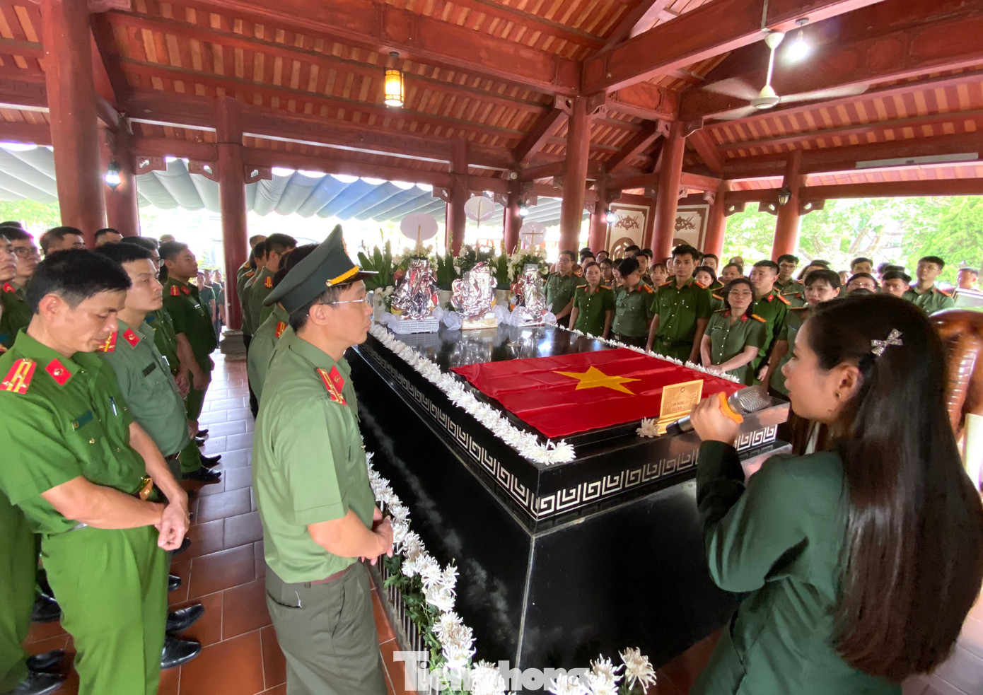 Về với Truông Bồn, du khách được nghe thuyết minh viên kể lại về những ngày tháng chiến đấu hào hùng của các chị, các anh trong chiến tranh khói lửa.