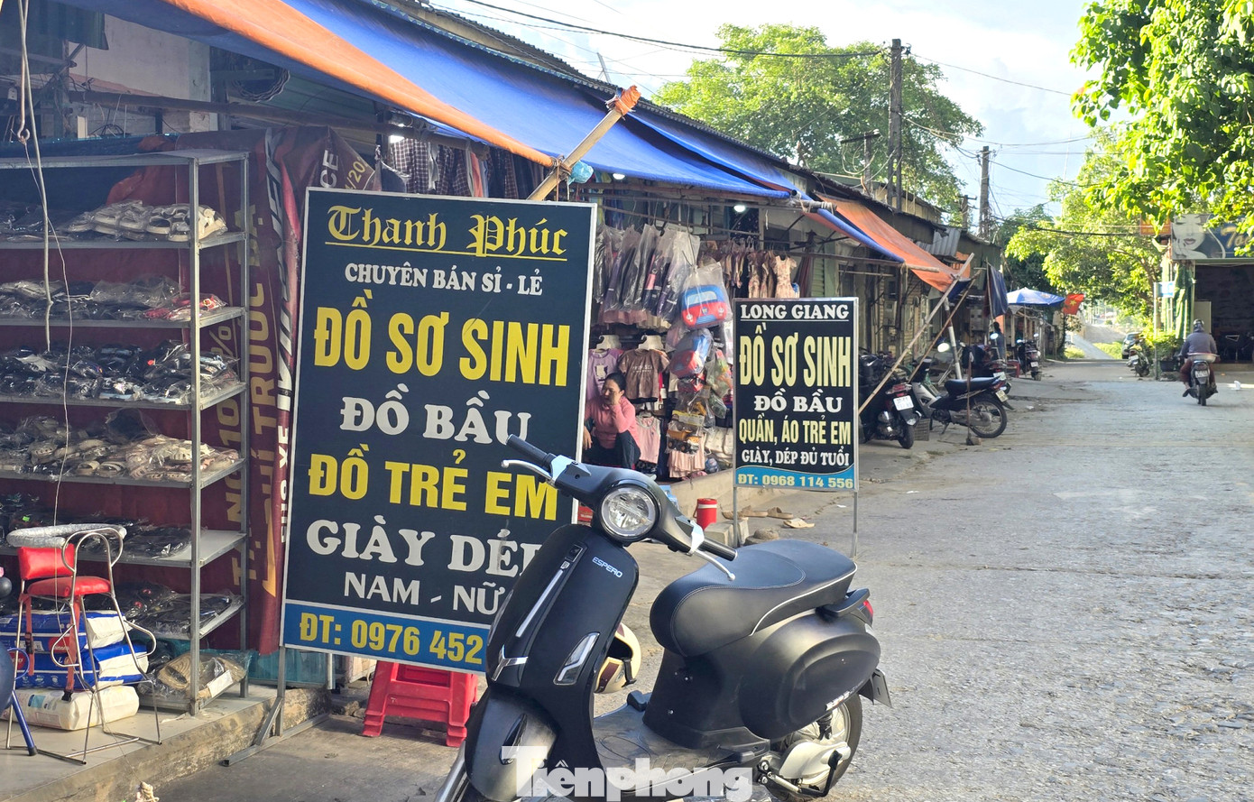 Các ki-ốt kinh doanh đều bám mặt đường nên họ lo ngại khi chuyển đến vị trị mới nằm xa đường chính, diện tích thu hẹp sẽ khó kinh doanh.
