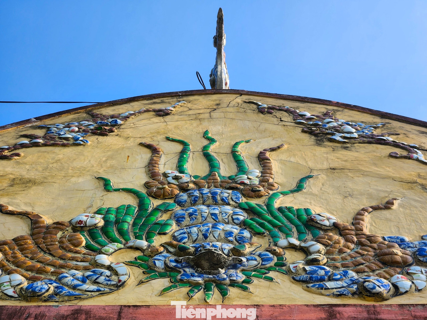 Hai bên hông nhà đền cũng được trang trí nhiều hình thù kỳ lạ. Hai bên hông nhà đền cũng được trang trí nhiều hình thù kỳ lạ.