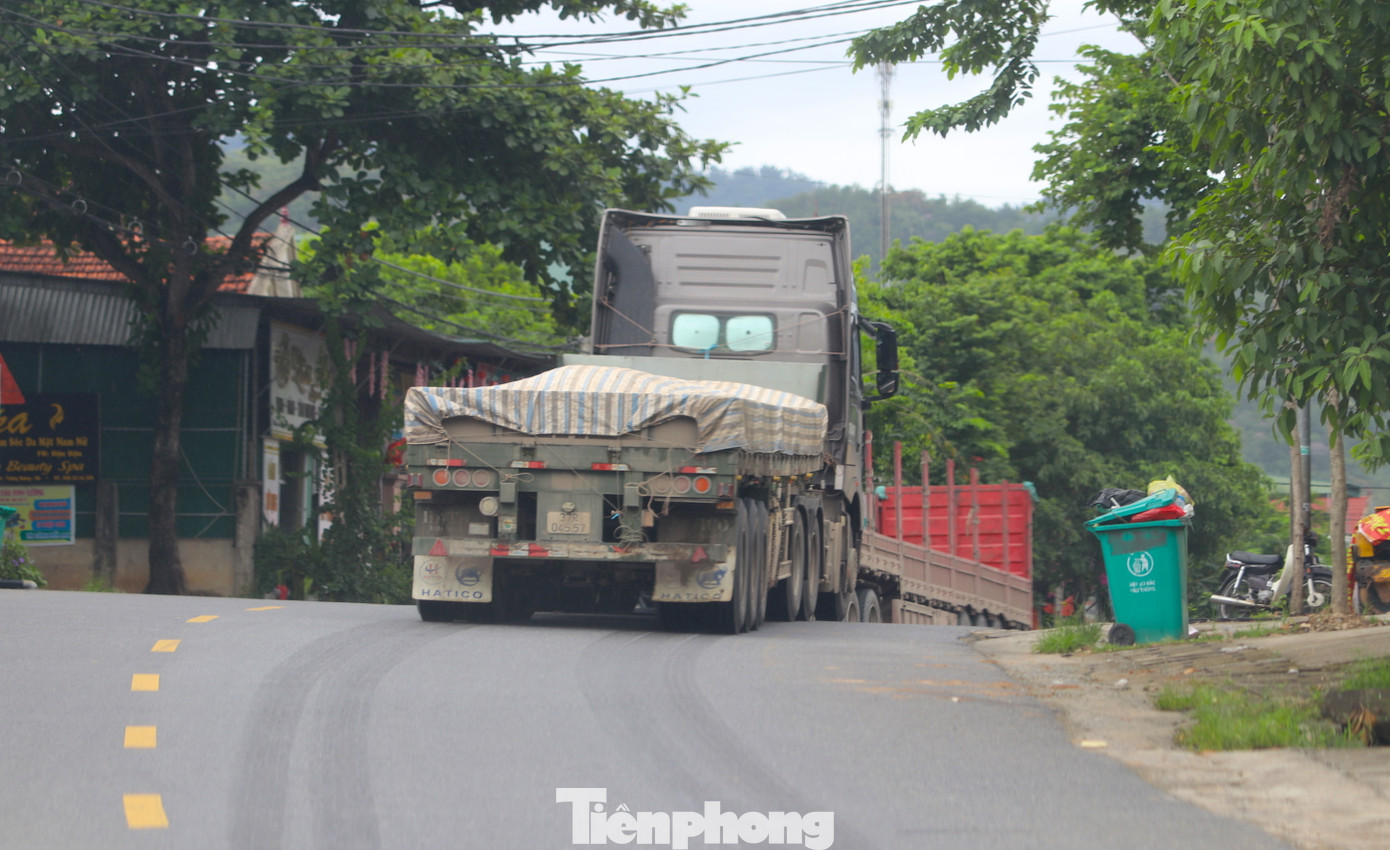 Ghi nhận của PV vào những ngày đầu tháng 8/2023 cho thấy, rất nhiều xe chở quặng chạy ngược xuôi trên tuyến quốc lộ 7. Theo lịch trình, những xe này lấy quặng từ Lào vận chuyển qua Cửa khẩu quốc tế Nậm Cắn rồi theo tuyến quốc lộ 7 đi qua các huyện Kỳ Sơn, Tương Dương, Con Cuông, Anh Sơn... đến cảng Cửa Lò hoặc sang các địa phương khác.