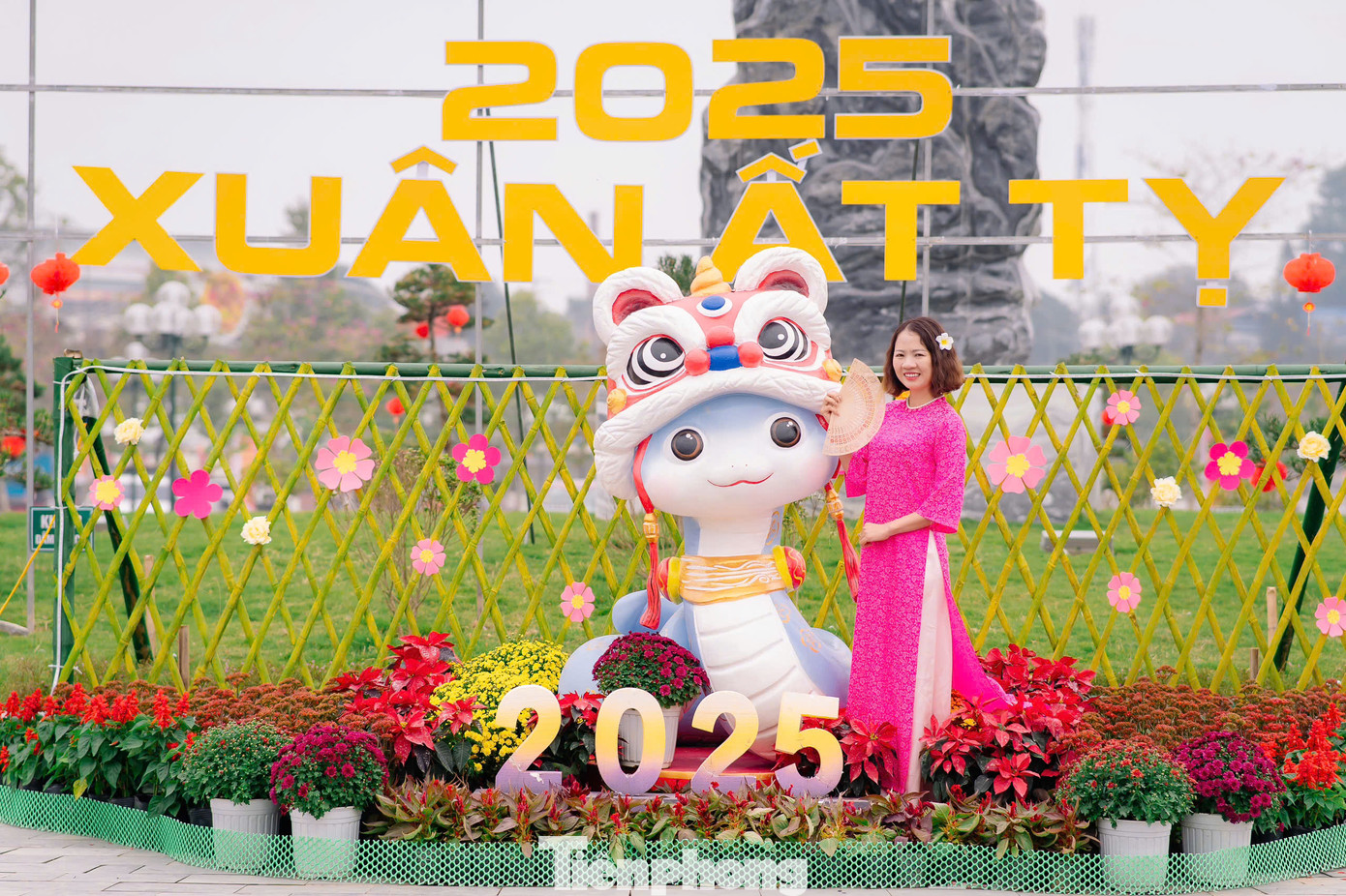 Nhiều bạn trẻ, các em nhỏ cũng tranh thủ đến chụp hình "check-in" cùng linh vật rắn. Ảnh: Tú Anh