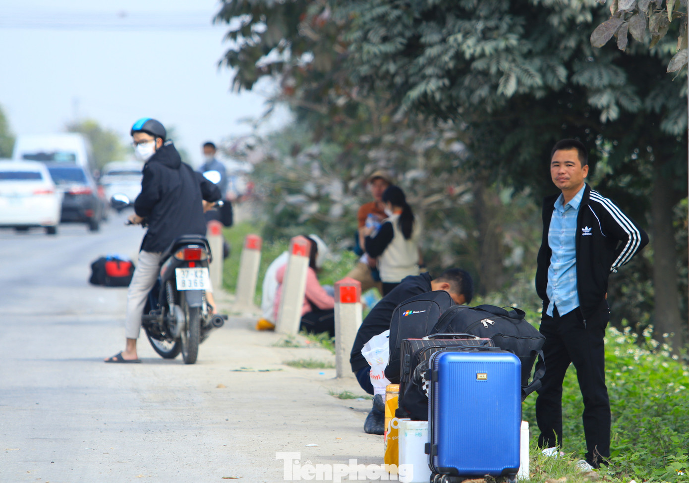 Ngày 14/2, tức Mùng 5 Tết Nguyên đán Giáp Thìn, sau kỳ nghỉ Tết 6 ngày, từng đoàn người lại ra đứng dọc các quốc lộ trên địa bàn tỉnh Nghệ An để đón xe khách rời quê hương trở lại nơi làm việc.