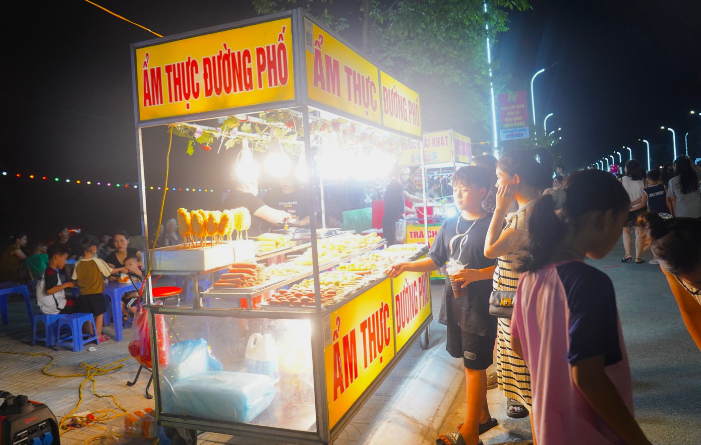 Trên toàn tuyến phố được bố trí gần 100 gian hàng phân bố theo từng khu vực bảo đảm khoa học, hợp lý để người dân và du khách đến trải nghiệm, mua sắm, vui chơi giải trí. Trên toàn tuyến phố được bố trí gần 100 gian hàng phân bố theo từng khu vực bảo đảm khoa học, hợp lý để người dân và du khách đến trải nghiệm, mua sắm, vui chơi giải trí.